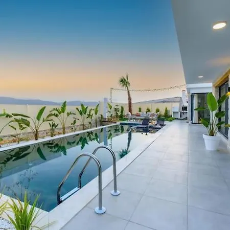 Seashell House - Private, Luxury, Pool, Sauna Villa *