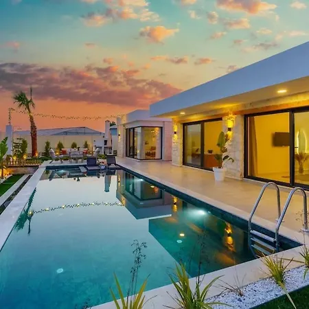 Seashell House - Private, Luxury, Pool, Sauna