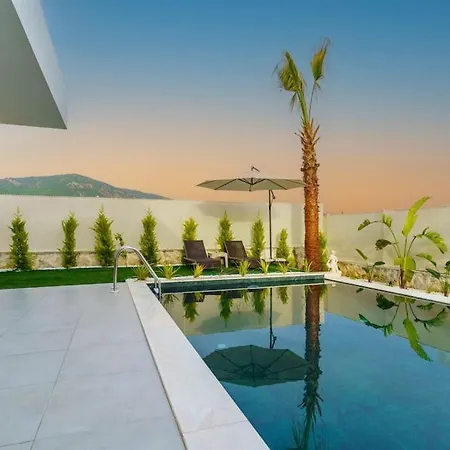 Seashell House - Private, Luxury, Pool, Sauna Villa *